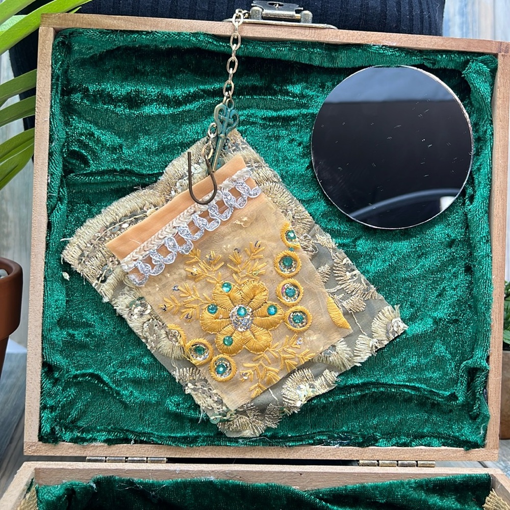 ⭐️Adorned Crown assemblage cigar box collage purse Psalm 91 - Picture 7 of 14